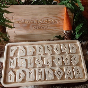 Kinderrunen - Lernset - Älterer Futhark - in einer schönen Holzbox