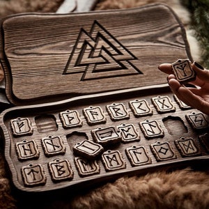 Ältere Futhark-Runen in einer Box (Valknut)