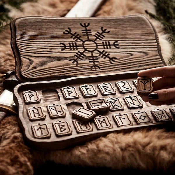 Holunder Futhark Runen in einer Box (Aegishjalmur)