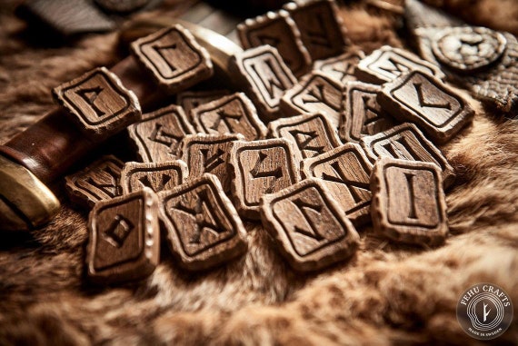 Elder Futhark Rune Set – Wooden Viking Runes with Linen Pouch,gift