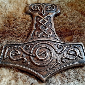 Tors hammare Mjölnir – Vikingalter i trä, hednisk stil, åldrad ek