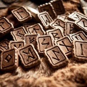 Ältere Futhark-Runen in einer Leinentasche (organische Form)