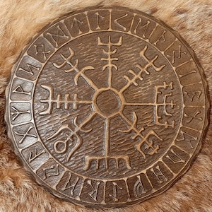 Vegvisir - gealtertes Eichenholz mit Futhark Holunder