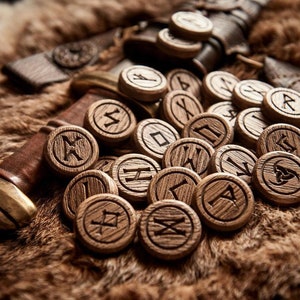 Ältere Futhark-Runen in einem Leinenbeutel (runde Form)