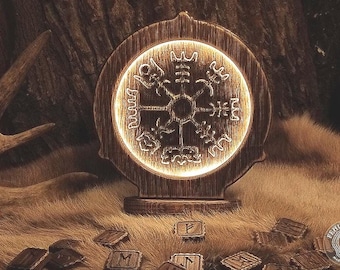 Vegvisir-lampa – Vikingkompass i trä med LED-ljus i åldrad ek