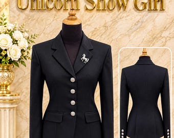 Pode incluir: Um blazer preto com quatro botões prateados na frente, dois bolsos com aba e um broche de unicórnio prateado na lapela. Uma inserção menor mostra a parte de trás do mesmo blazer preto com três botões prateados em cada punho.