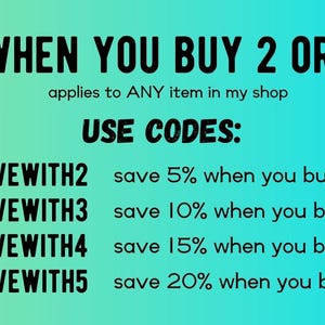 Może przedstawiać: Tło w kolorze turkusowym i zielonym z gradientem, z białym tekstem, kt&oacute;ry brzmi "SAVE WHEN YOU BUY 2 OR MORE!" i "applies to ANY item in my shop". Pod tekstem znajduje się lista kod&oacute;w rabatowych i odpowiadających im zniżek: "SAVEWITH2 save 5% when you buy 2", "SAVEWITH3 save 10% when you buy 3", "SAVEWITH4 save 15% when you buy 4" oraz "SAVEWITH5 save 20% when you buy 5".