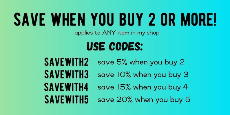 Może przedstawiać: Tło w kolorze turkusowym i zielonym z gradientem, z białym tekstem, kt&oacute;ry brzmi "SAVE WHEN YOU BUY 2 OR MORE!" i "applies to ANY item in my shop". Pod tekstem znajduje się lista kod&oacute;w rabatowych i odpowiadających im zniżek: "SAVEWITH2 save 5% when you buy 2", "SAVEWITH3 save 10% when you buy 3", "SAVEWITH4 save 15% when you buy 4" oraz "SAVEWITH5 save 20% when you buy 5".