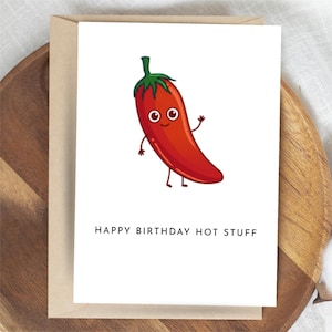 Puede incluir: Una tarjeta de felicitación blanca con un dibujo de un chile rojo con tallo verde, cara sonriente y brazos y piernas delgados. Debajo de la ilustración, el texto "HAPPY BIRTHDAY HOT STUFF" aparece escrito en letras mayúsculas negras y sencillas.