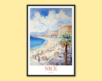 Op de afbeelding: Een aquarel van de stad Nice, Frankrijk. De schildering toont een strand met mensen erop en gebouwen op de achtergrond. De schildering is ingelijst in zwart.