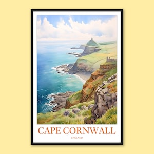Puede incluir: Una pintura de acuarela de un paisaje costero en Cornualles, Inglaterra. La pintura representa un acantilado rocoso con hierba verde y una pequeña torre de piedra en la cima. El océano es de un azul brillante con olas blancas que rompen en la costa. El texto "CAPE CORNWALL ENGLAND" está impreso en la parte inferior de la pintura.