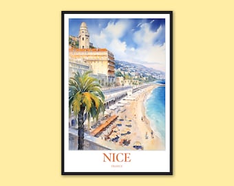 Op de afbeelding: Een aquarel schilderij van een stadsgezicht met een palmboom op de voorgrond. De stad ligt op een heuvel met uitzicht op een strand met blauw water. Het schilderij is omlijst in zwart en heeft de tekst "NICE FRANCE" onderaan.