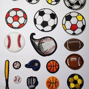 Può includere: Assortimento di toppe ricamate da stirare con vari temi sportivi, tra cui baseball, pallacanestro, football americano, calcio e un guanto da baseball. Le toppe sono di vari colori, tra cui rosso, bianco, blu, nero, marrone e giallo.