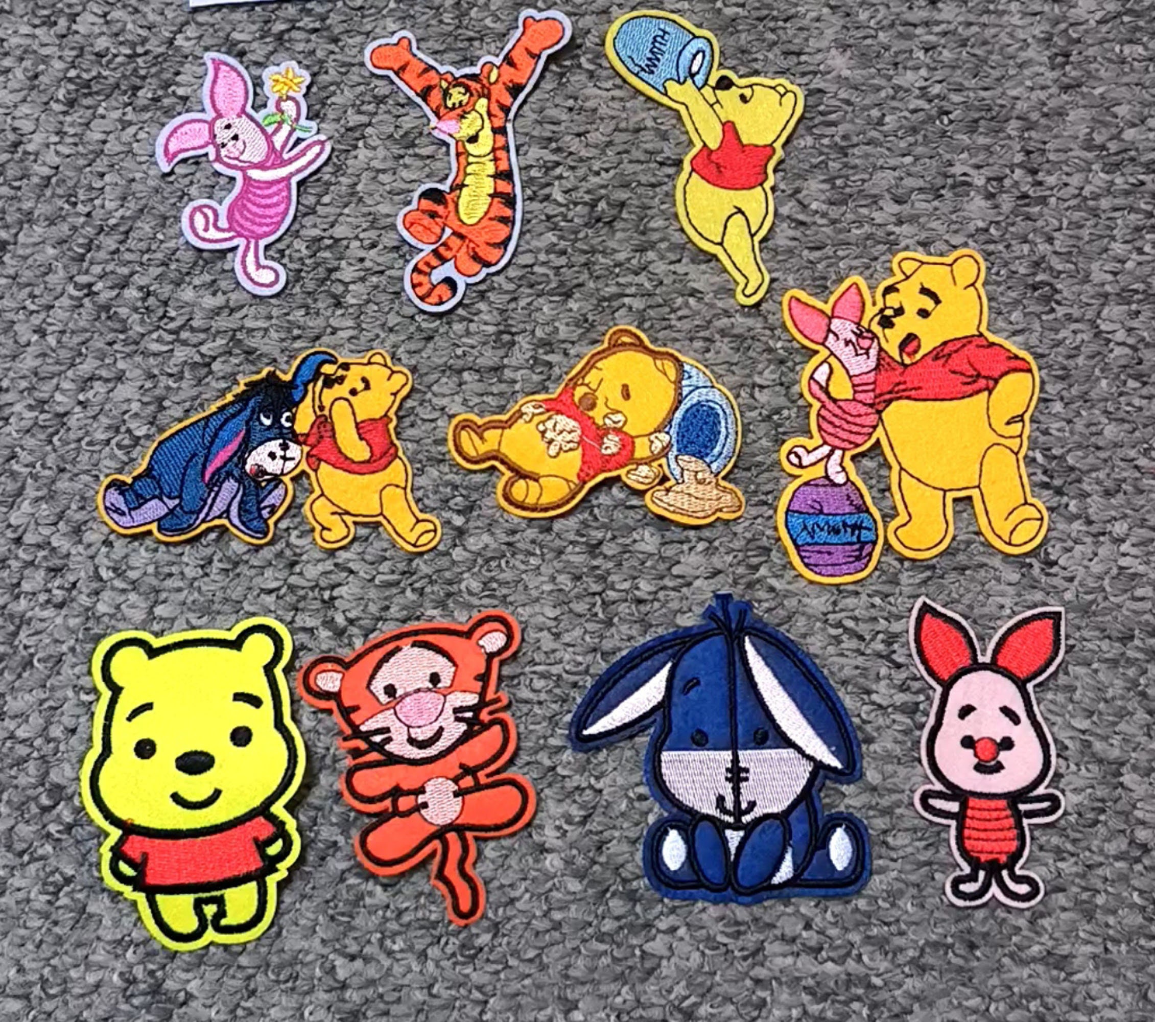 Iron on patches - WINNIE THE POOH HEART FRAME Disney - yellow - 7,5x5,8cm  - Application Embroided badges