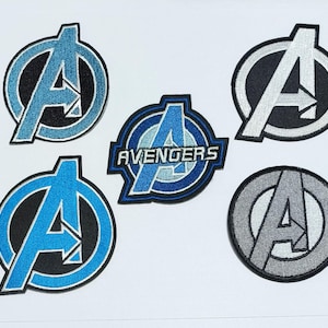 以下が含まれることがあります： 異なる色のアベンジャーズロゴが刺繍されたアイロン接着パッチ5個。パッチは円形で、黒いアウトラインがあります。ロゴは青、白、グレー、ライトブルーです。1つのパッチには、青い背景に白い文字で「アベンジャーズ」と書かれています。