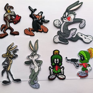 Puede incluir: Conjunto de nueve parches bordados para planchar con personajes de la serie de dibujos animados Looney Tunes. Los parches incluyen Bugs Bunny, Pato Lucas, Piolín, Correcaminos, Coyote, Silvestre y el Demonio de Tasmania.