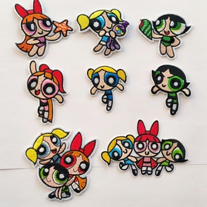 Pode incluir: Nove patches bordados para passar a ferro com os personagens das Powerpuff Girls. Os patches são coloridos e mostram os personagens em várias poses.