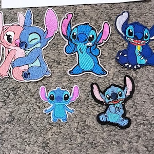 Op de afbeelding: Set van zes geborduurde strijkpatches met het Disney-personage Stitch. De patches zijn in verschillende poses en kleuren, waaronder blauw, roze en wit.