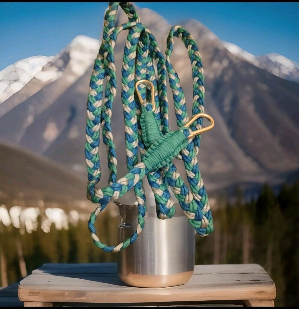 Turquoise ice and sky blue coloured handwoven paracord reins any size made choice of clips.great for all types of Horse/pony/donkey/mule