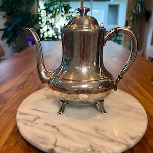 Tetera Rogers Croydon antigua de 1881, bañada en plata, con base. Juego de té tradicional.