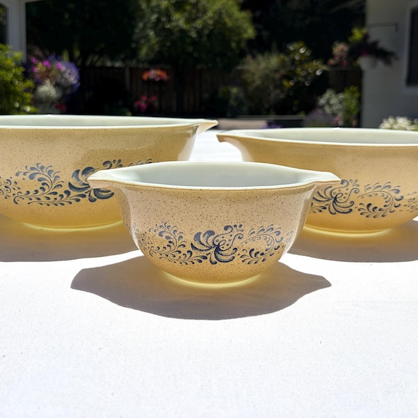 Vintage Pyrex Homestead Cinderella Nesting Bowls – Old Town Blue Speckled Wheat Set