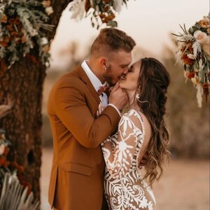 Trajes de novio caramelo sale