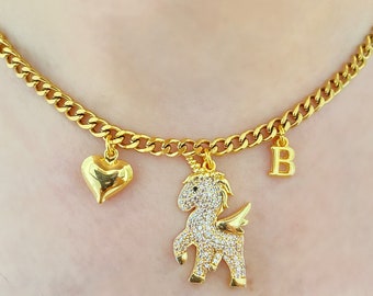 Collier de charme de licorne personnalisé, cadeau de collier de licorne pour des amis, licorne de coeur d'or et collier initial, bijoux personnalisés pour des femmes