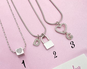 Aangepaste charme ketting, eerste letter charme ketting, zilveren minimalistische ketting, gepersonaliseerde sieraden, verjaardagscadeau voor haar, kerstcadeaus