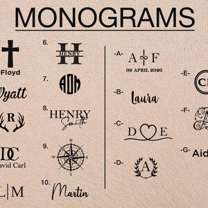 Pu&ograve; includere: Immagine che mostra vari disegni di monogrammi con nomi e iniziali. La parola "MONOGRAMS" &egrave; in alto. I disegni includono una croce, corna, una bussola e altri elementi decorativi. Le misure non sono applicabili.