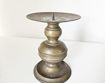Antiker Kerzenständer aus Messing – Vintage-Kerzenständer mit gealterter Patina – Rustikales europäisches Dekor – Blickfang