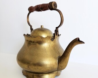 Bule de latão vintage com cabo de madeira – Chaleira decorativa com borda ondulada – Decoração rústica de fazenda – 18 cm de altura