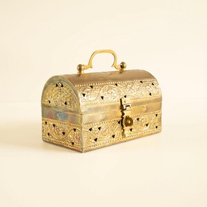 Caja de baratijas de latón vintage con asa | Joyero ornamentado | Cofre de recuerdos de latón con diseño floral | Caja de almacenamiento decorativa de latón | Decoración bohemia