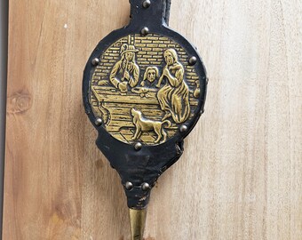 Soffietto per camino antico con scena medievale in ottone – Grande soffiatore decorativo per il fuoco – Decorazione rustica per il focolare – 44 cm / 17,3 pollici