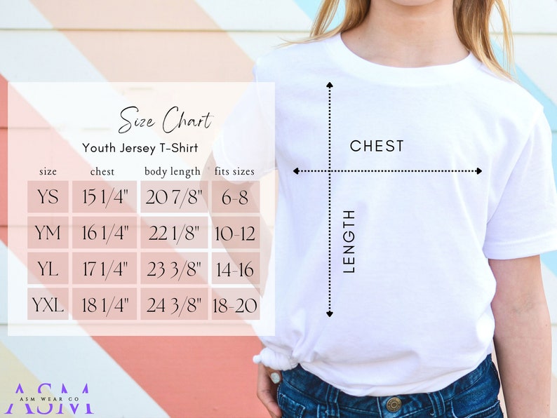 以下が含まれることがあります： 子供用ジャージTシャツのサイズ表。表には、YS、YM、YL、YXLのサイズと、それに対応する胸囲と胴体の長さのインチ単位の寸法が示されています。表には、各サイズに合う年齢層も示されています。