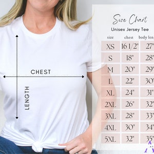 以下が含まれることがあります： ユニセックスジャージTシャツのサイズチャート。チャートは、XSから5XLまでのサイズについて、胸囲と胴体の長さをインチで示しています。