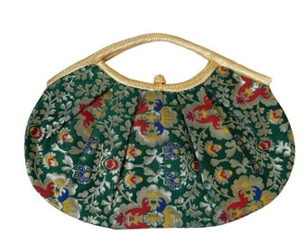 Bolso de mano vintage asiático de brocado floral verde y dorado con cierre de botón, años 60.