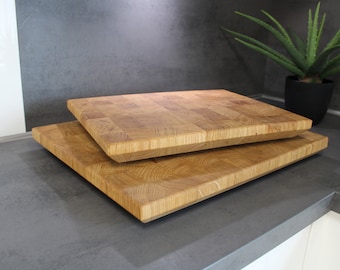 End-grain oak cutting board "Swiss edge" | Chopping board with feet | Handmade solid wood end-grain kitchen board
