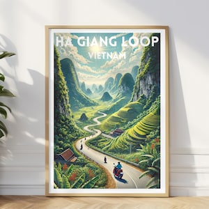 Może przedstawiać: Winietyczny plakat podróżniczy przedstawiający malowniczy widok pętli Ha Giang w Wietnamie. Plakat przedstawia kręta drogę przez bujne zielone pola ryżowe i góry. Tekst "Ha Giang Loop Vietnam" jest wydrukowany na białym tle na niebieskim tle.