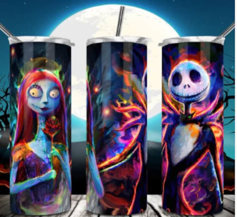K&ouml;nnte beinhalten: Zwei Edelstahlbecher mit bunten Bildern von Jack Skellington und Sally aus dem Film Nightmare Before Christmas. Der Hintergrund ist dunkelblau mit violetten und orangen Akzenten.