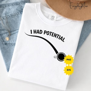 Pode incluir: Uma caneca de cerâmica branca com uma alça preta e o texto "But First, Coffee" em preto, com uma fonte manuscrita. A caneca está sobre uma superfície branca.