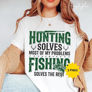 Può includere: T-shirt bianca con la scritta "HUNTING SOLVES MOST OF MY PROBLEMS FISHING SOLVES THE REST" in verde. Il design include un fucile, corna di cervo e un pesce. La maglietta ha anche una piccola grafica a stella gialla con la scritta "2 PNGS".