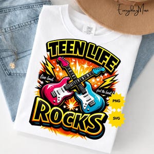 Puede incluir: Un letrero de madera rústica con el texto "Welcome to our home" en letras blancas. El letrero presenta un acabado envejecido y un diseño sencillo y acogedor, perfecto para la decoración de la puerta principal.