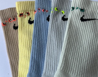 Mellanstora broderade strumpor