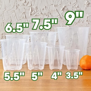 Peut inclure: Ensemble de 7 pots de fleurs en plastique transparent de différentes tailles, allant de 8,9 cm à 22,9 cm de diamètre. Les pots ont un design côtelé et sont disposés par ordre de taille sur une surface en bois.