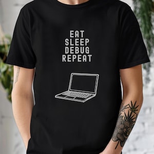 Pode incluir: T-shirt preto com o texto branco "EAT SLEEP DEBUG REPEAT" e um desenho branco de um laptop. A camiseta tem gola redonda e mangas curtas. O design está centralizado.