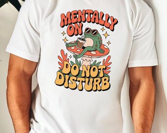 Rolig groda grafisk t-shirt, Cottagecore svamp t-shirt, introvert gåva