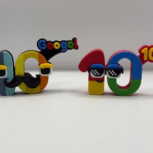 Puede incluir: Dos artículos novedosos con el número 10. Uno tiene un bigote y la palabra "Googol" encima. El otro tiene gafas de sol y el número 100 adjunto. Los números son de varios colores, incluyendo azul, amarillo, rojo y verde.