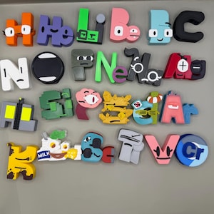 Puede incluir: Una colección de letras y símbolos coloridos de estilo caricatura. Las letras son de varios colores, incluyendo naranja, morado, verde, rosa y azul. Algunas letras tienen caras u otros elementos decorativos. También es visible la palabra "MILK".