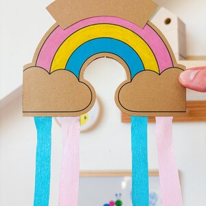 Bunte DIY-Regenbogen-Einladungskarte für den Kindergeburtstag mit Krepppapier (Rückseite)