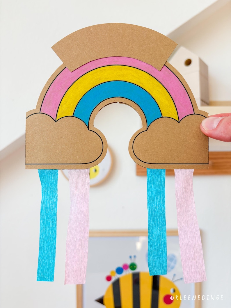 Bunte DIY-Regenbogen-Einladungskarte für den Kindergeburtstag mit Krepppapier (Rückseite)
